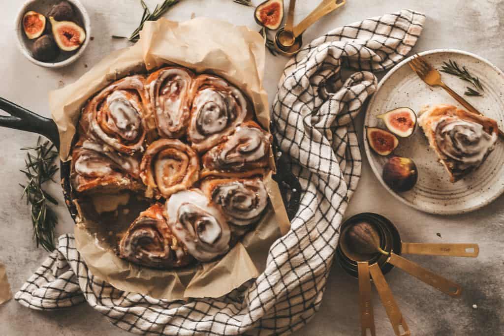 fig buns with figs