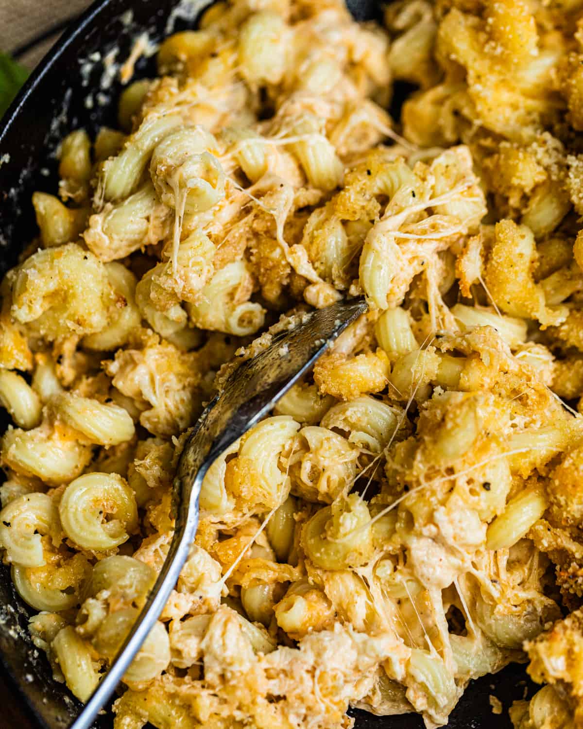 creamy smoked mac and cheese in a skillet.