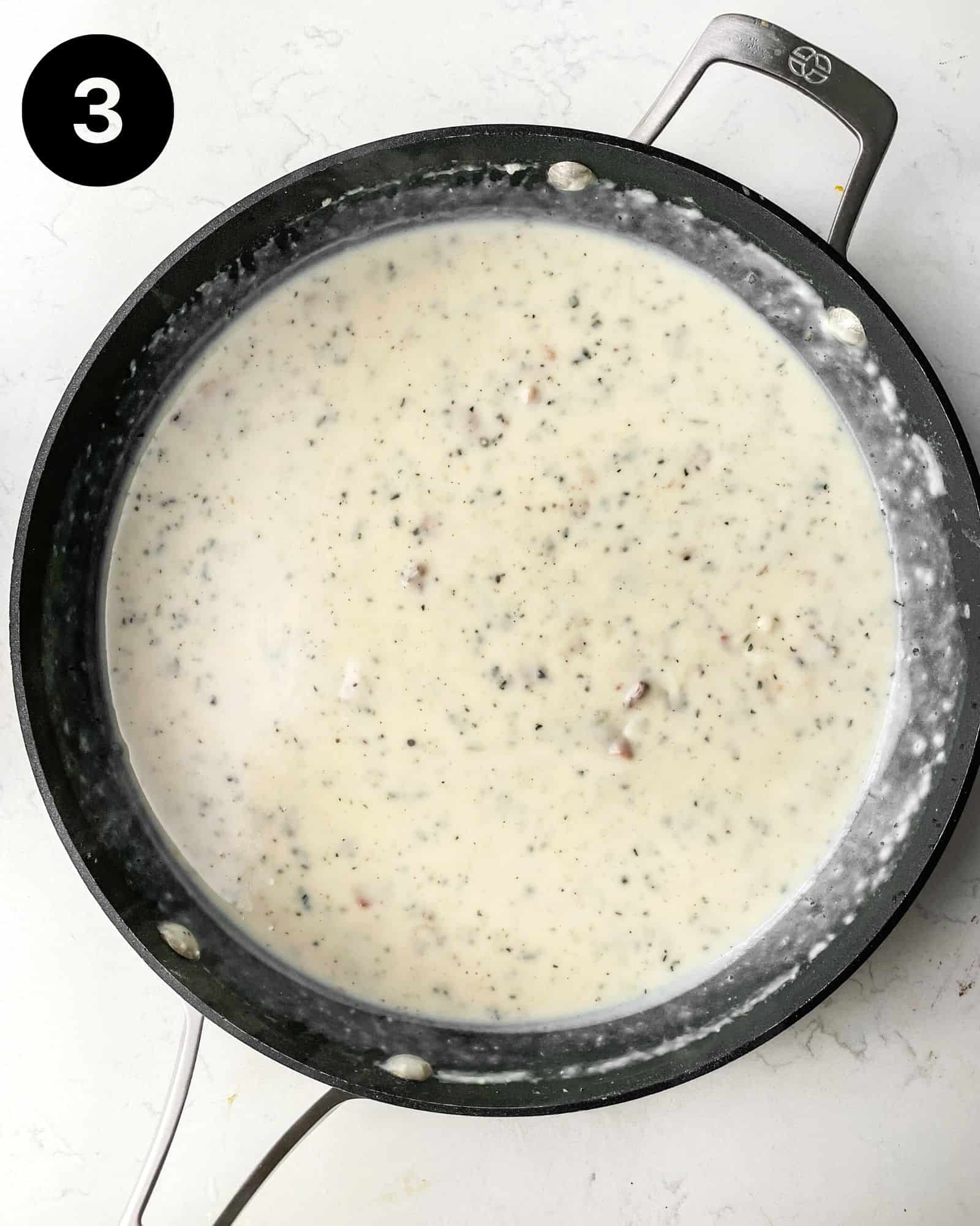 finished white gravy in a pan.
